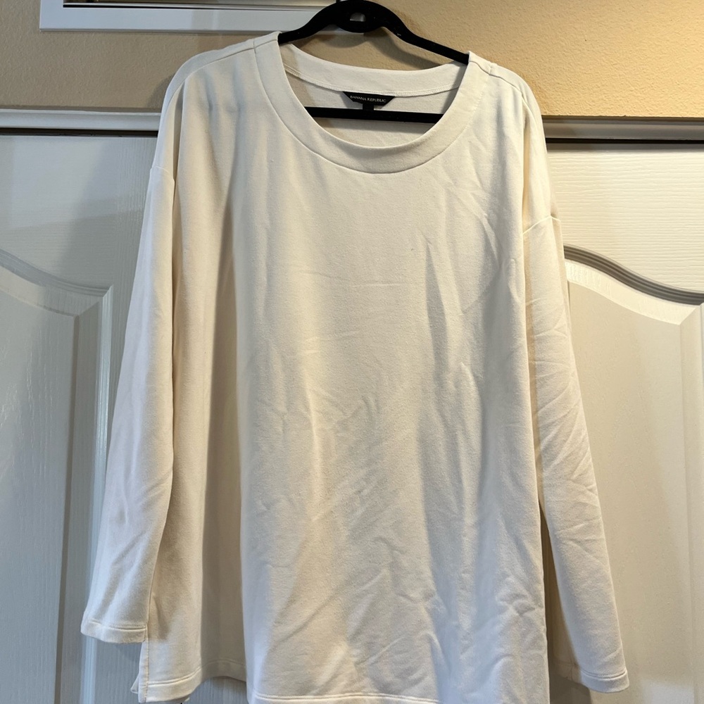 Banana republic long sleeve shirt/sweater
Size xl but fits like xxl